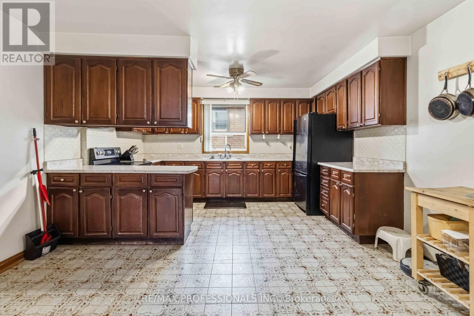 118 Tandridge Crescent, Toronto, Ontario  M9W 5N9 - Photo 4 - W13000780