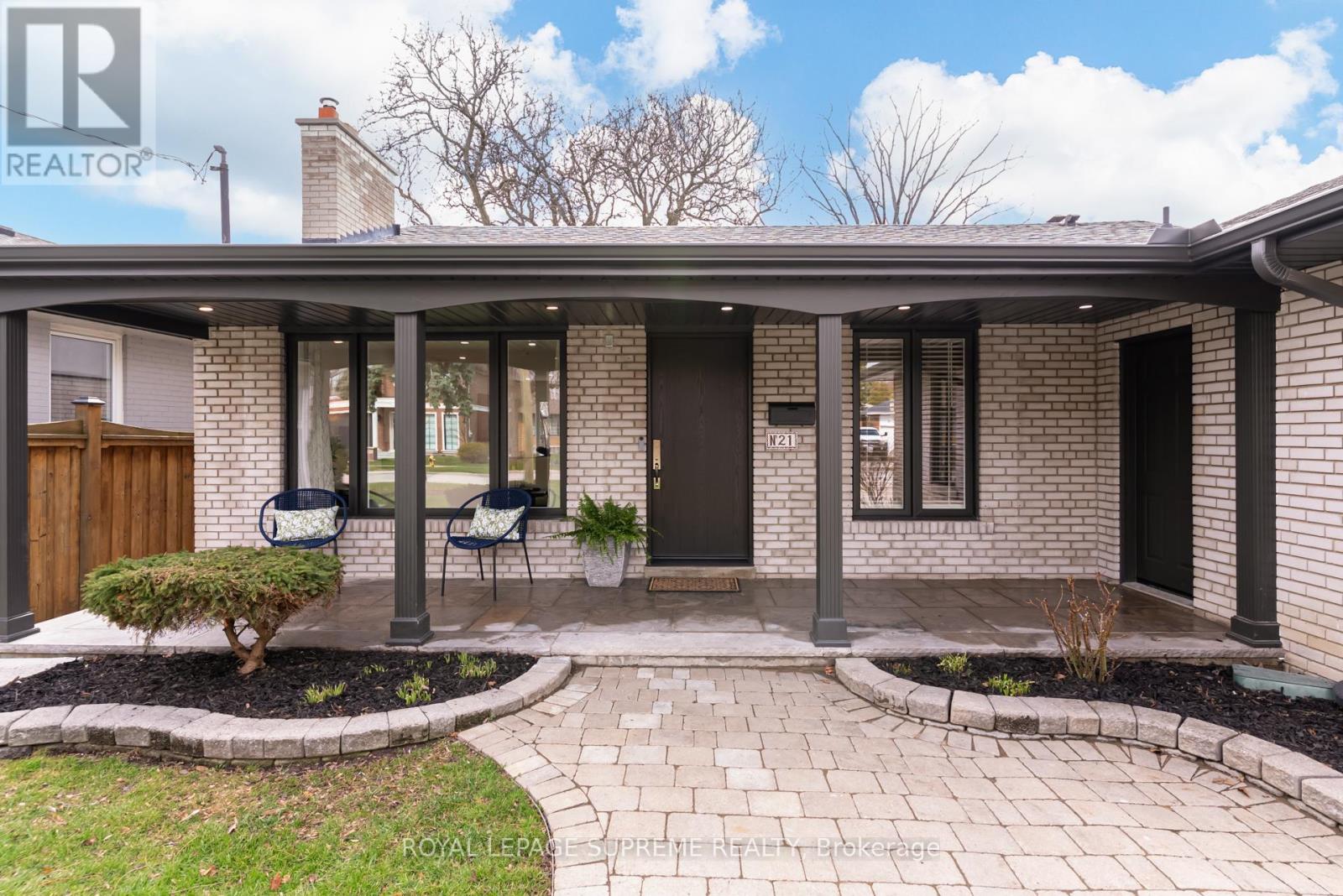 21 Spencely Court, Toronto, Ontario  M9P 1N4 - Photo 2 - W13000832