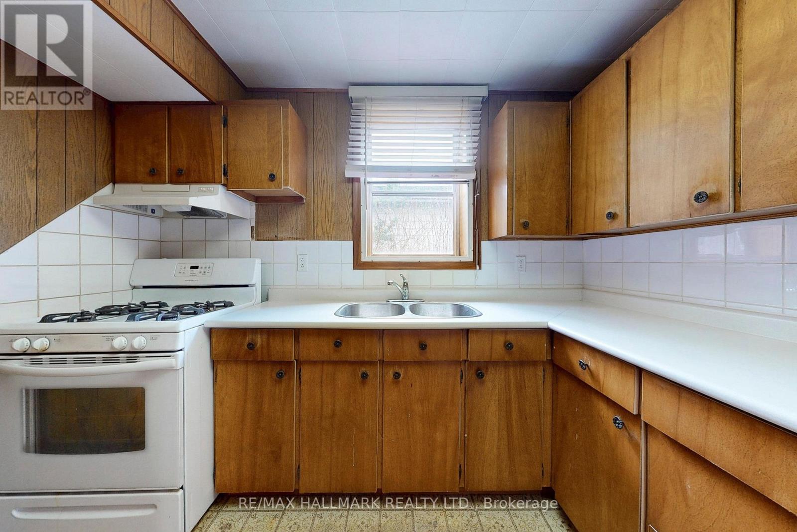 63 Oxford Street, Richmond Hill, Ontario  L4C 4L6 - Photo 10 - N12979766