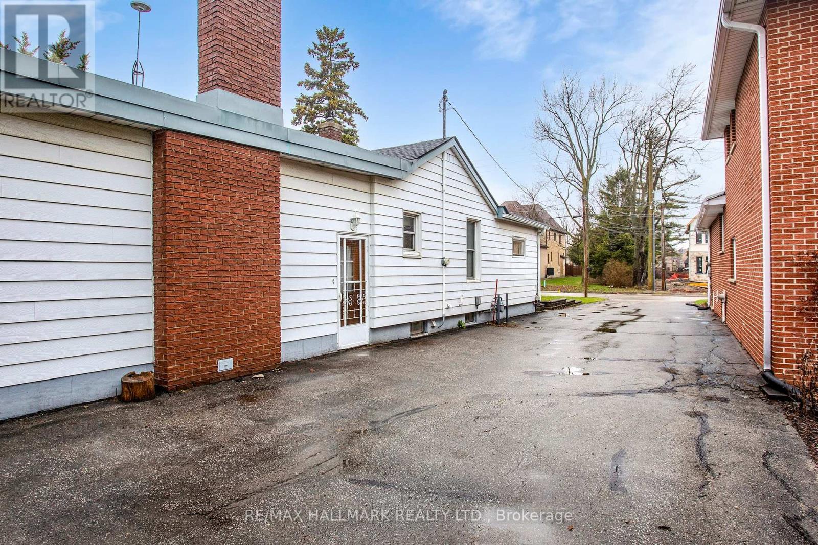 63 Oxford Street, Richmond Hill, Ontario  L4C 4L6 - Photo 36 - N12979766