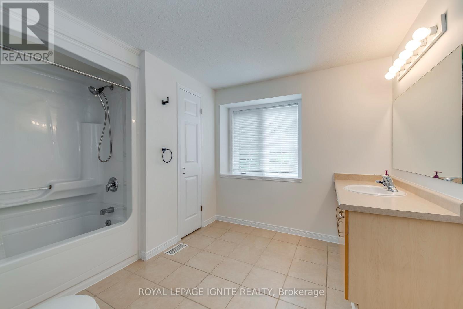 64 Templewood Drive, Kitchener, Ontario  N2R 1X3 - Photo 31 - X13000804