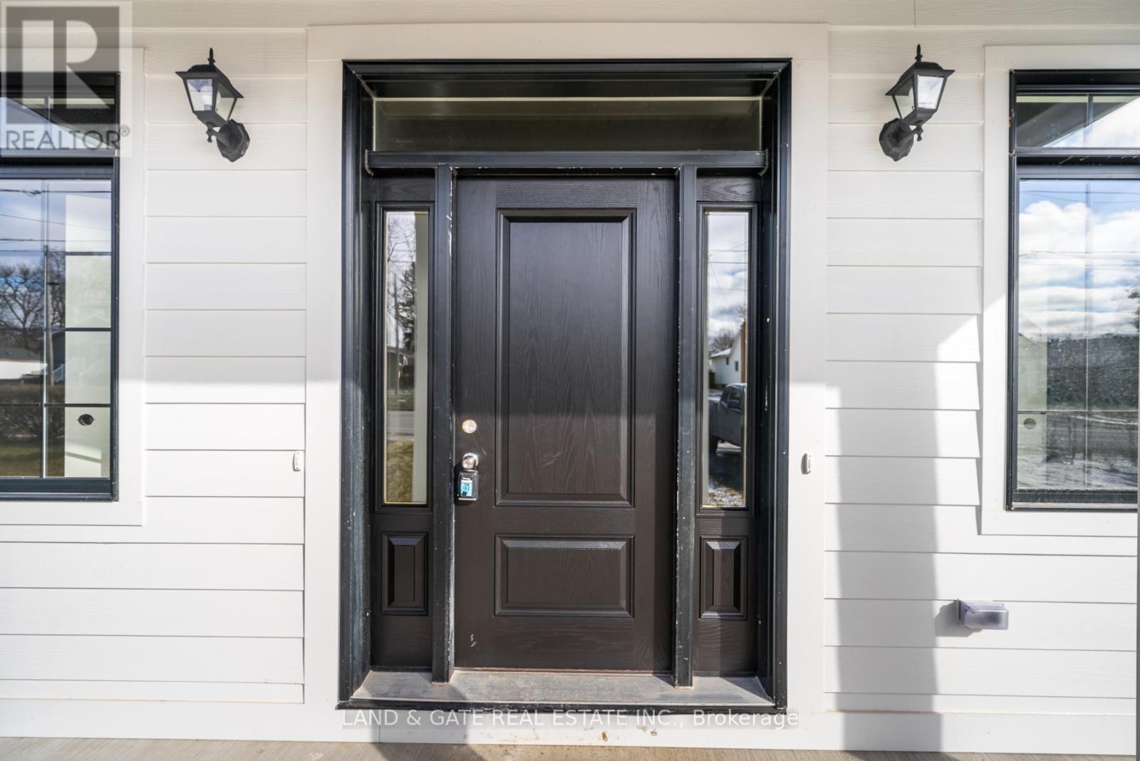 127 Gibbons Street, Oshawa, Ontario  L1J 4Y1 - Photo 2 - E13001102