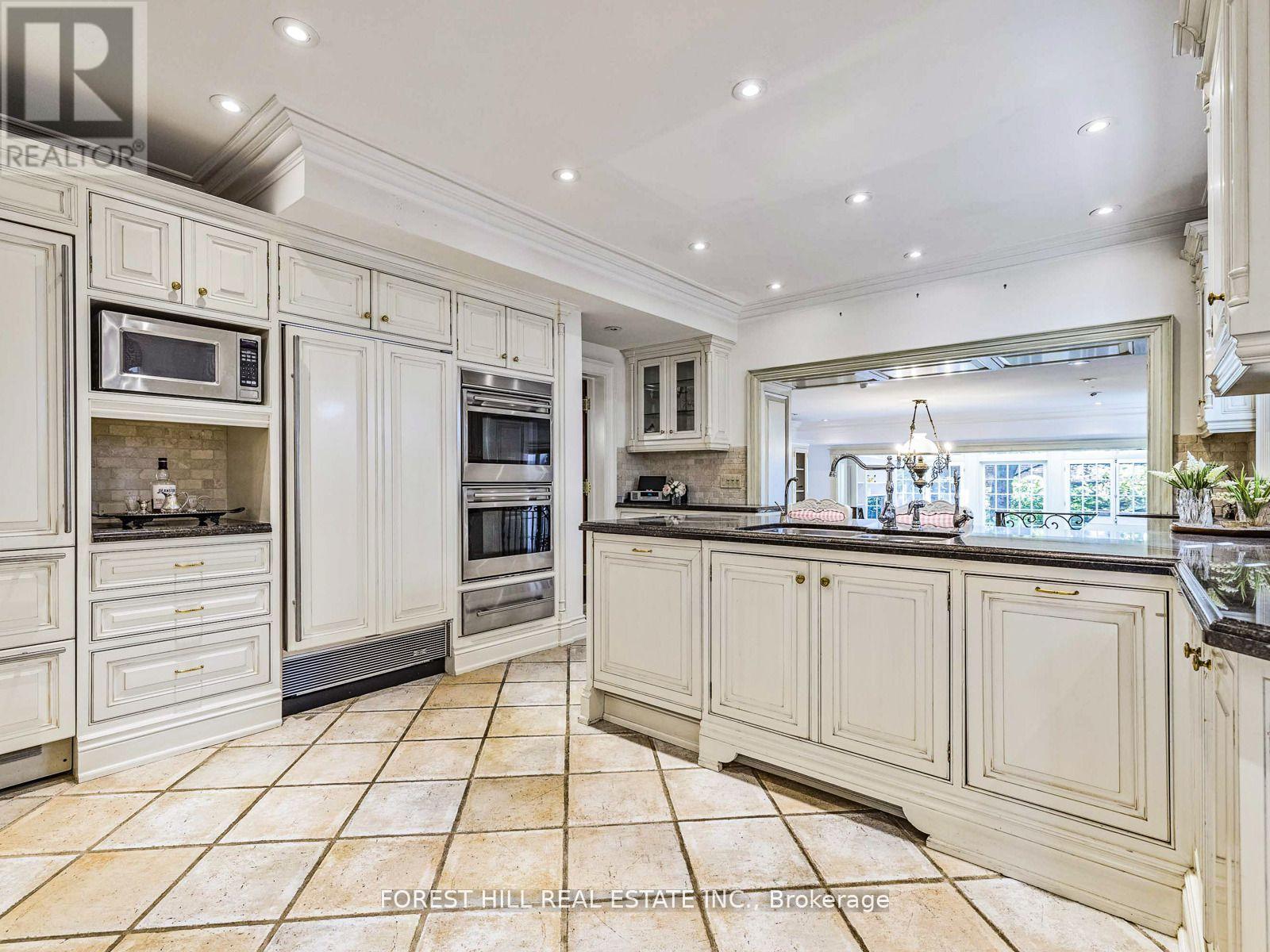 11 Dewbourne Avenue, Toronto, Ontario  M5P 1Z3 - Photo 13 - C13000962