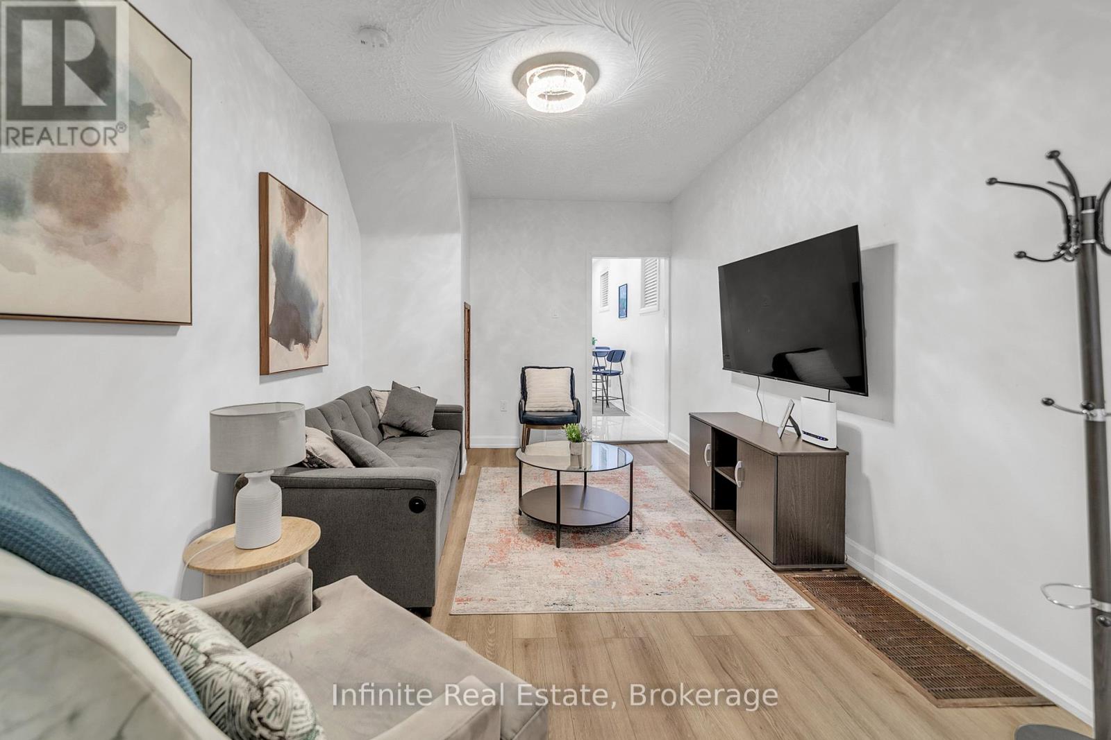 11 D'arcy Street, Toronto, Ontario  M5T 1J8 - Photo 3 - C13001060