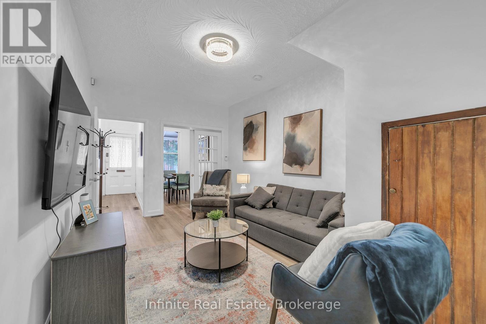 11 D'arcy Street, Toronto, Ontario  M5T 1J8 - Photo 4 - C13001060