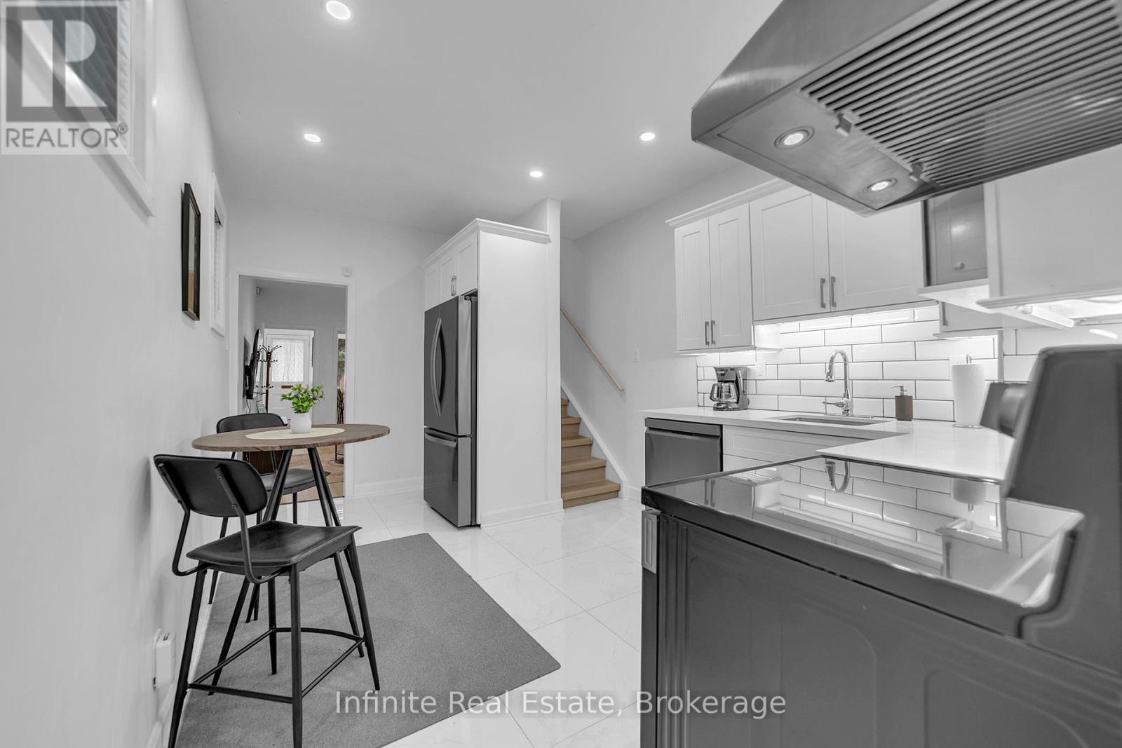 11 D'arcy Street, Toronto, Ontario  M5T 1J8 - Photo 8 - C13001060