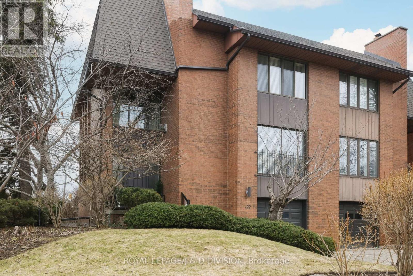 122 CORTLEIGH BOULEVARD, Toronto, Ontario