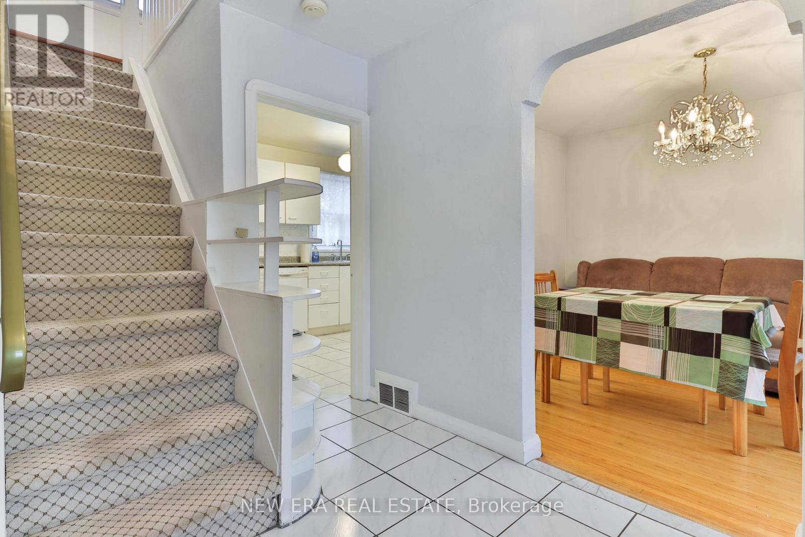 27 Dell Park Avenue, Toronto, Ontario  M6B 2T5 - Photo 5 - C13001152