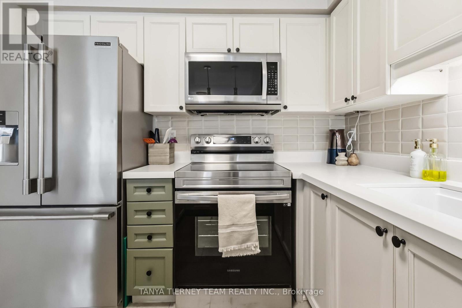 82 Tempo Way, Whitby, Ontario  L1M 0G2 - Photo 17 - E13001252