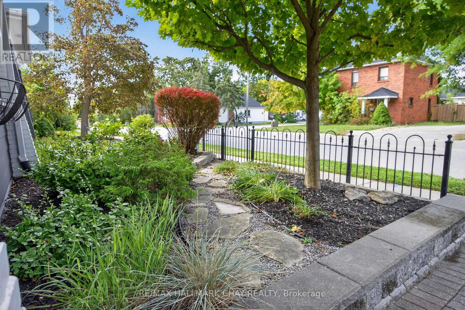 53 Eccles Street N, Barrie (Queen's Park), Ontario  L4N 1Y3 - Photo 2 - S13000994