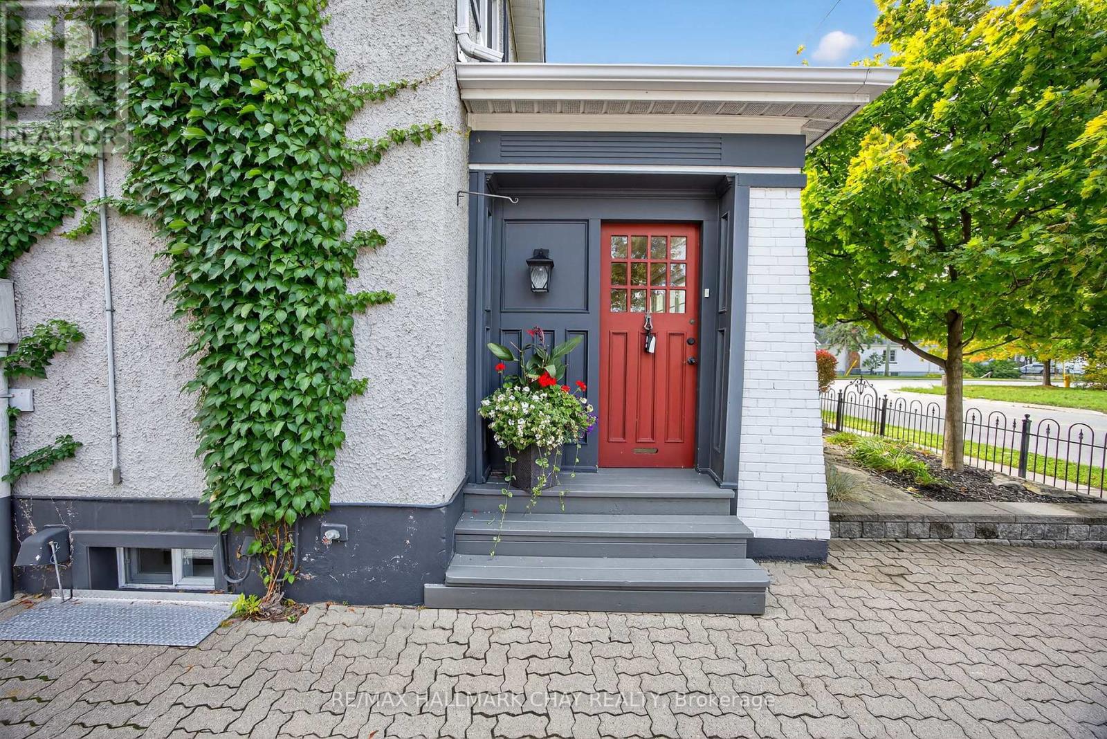 53 Eccles Street N, Barrie (Queen's Park), Ontario  L4N 1Y3 - Photo 4 - S13000994