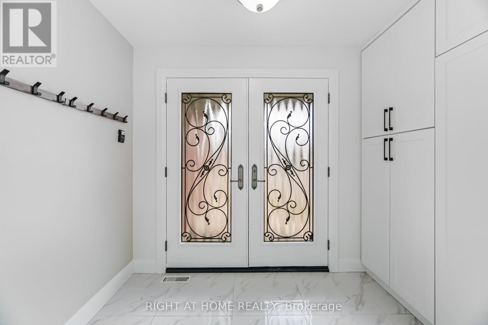 20 Pepperwood Place, Brampton, Ontario  L6S 3R9 - Photo 4 - W12999152