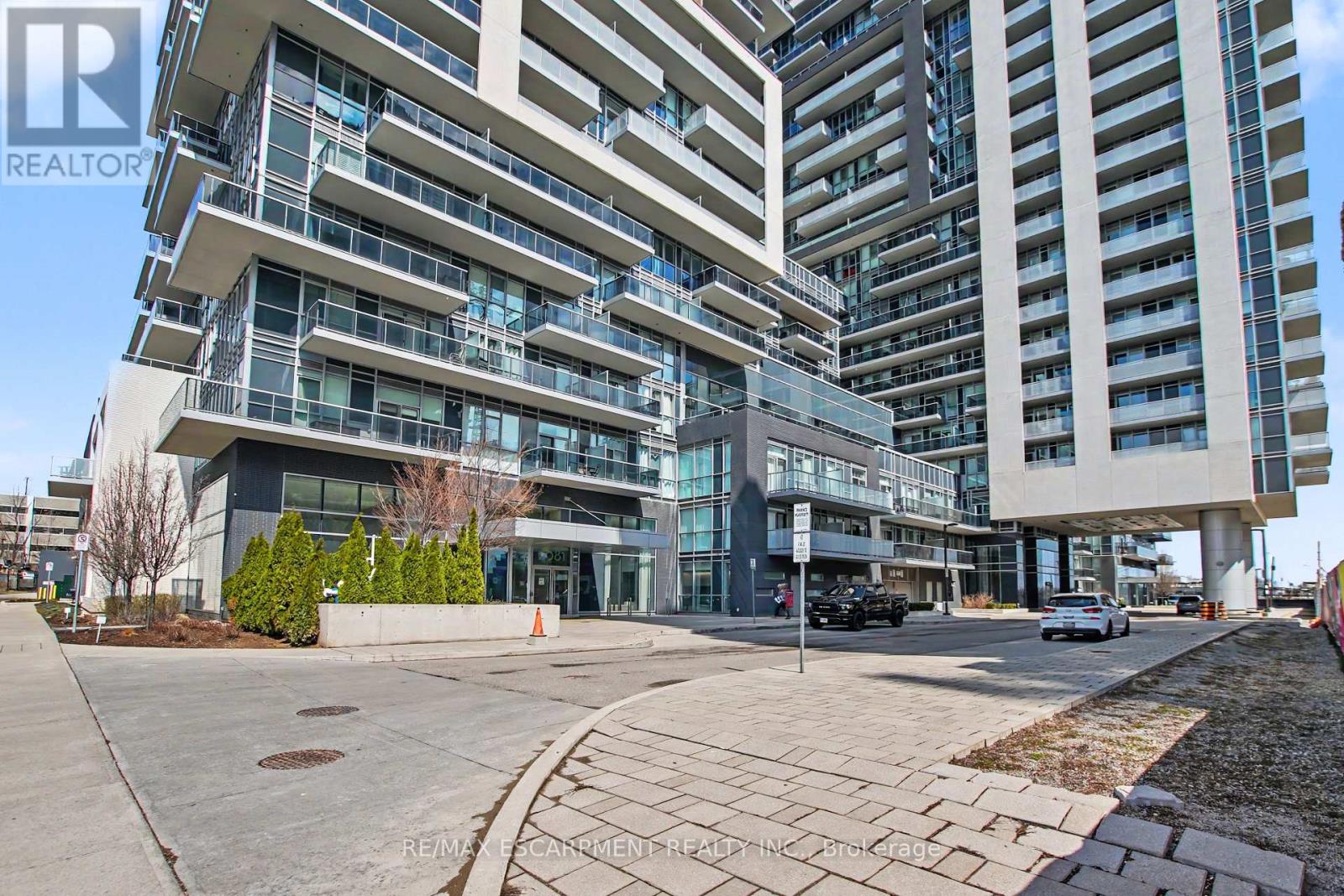 703 - 2081 Fairview Street, Burlington, Ontario  L7R 0E4 - Photo 2 - W12997252