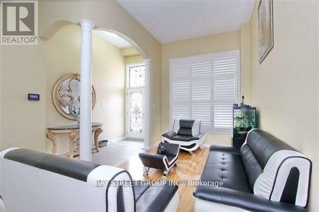 6 Everingham Circle, Brampton, Ontario  L6R 0R6 - Photo 5 - W13000932