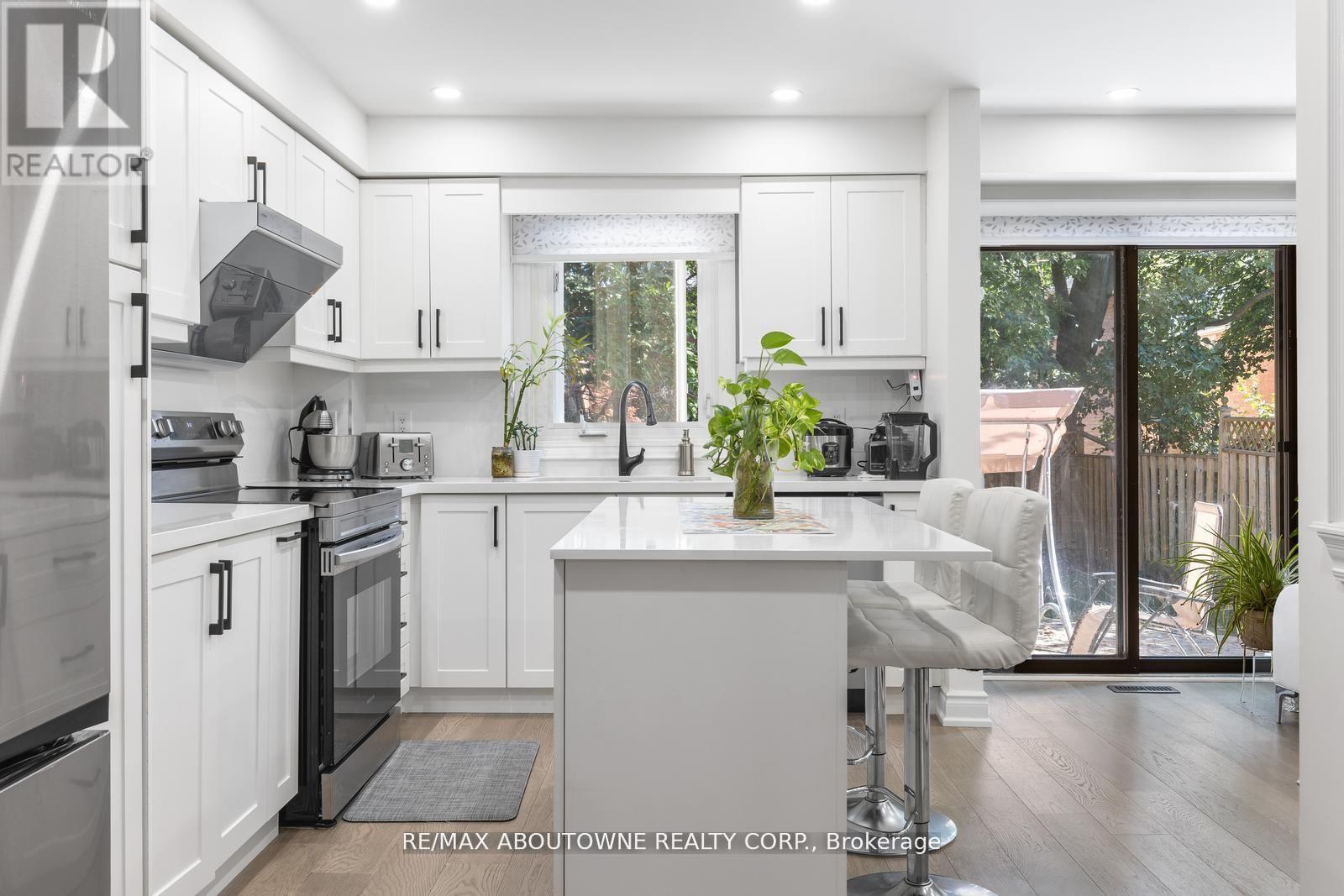 1118 Avondale Drive, Oakville, Ontario  L6H 5L4 - Photo 10 - W13000998