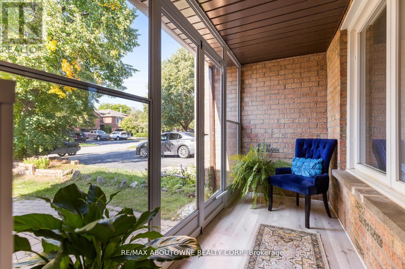 1118 Avondale Drive, Oakville, Ontario  L6H 5L4 - Photo 3 - W13000998