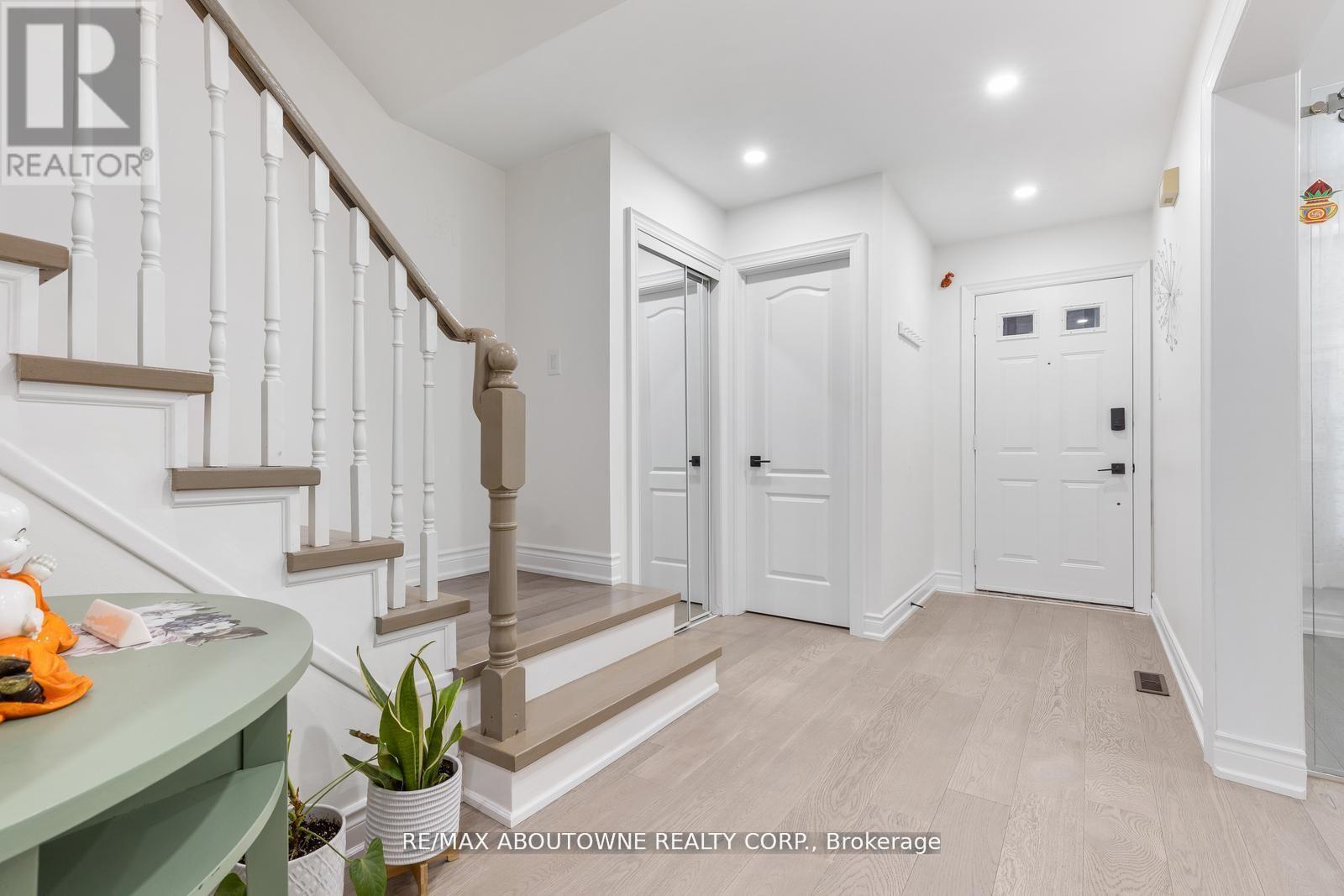 1118 Avondale Drive, Oakville, Ontario  L6H 5L4 - Photo 4 - W13000998