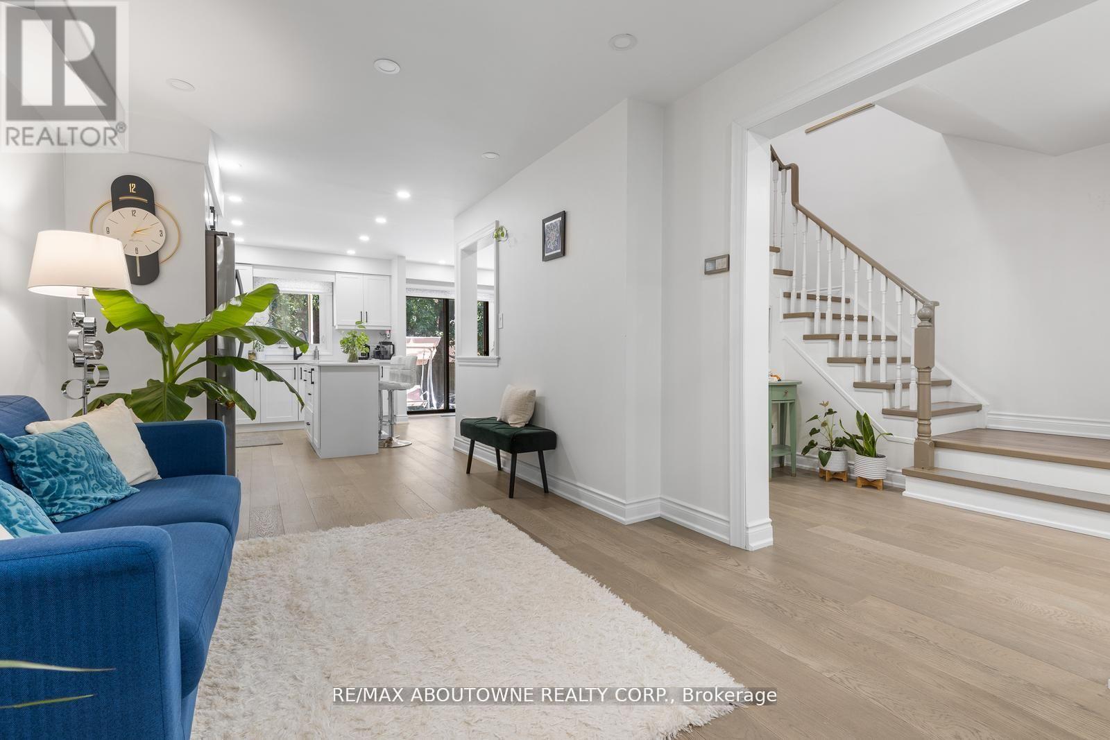 1118 Avondale Drive, Oakville, Ontario  L6H 5L4 - Photo 8 - W13000998