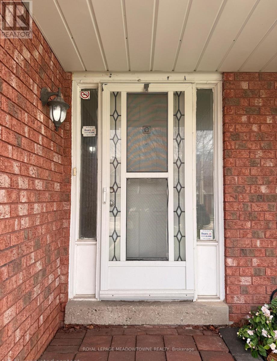 5048 Willowood Drive, Mississauga, Ontario L5R 3R6 - Photo 2 - W13001184