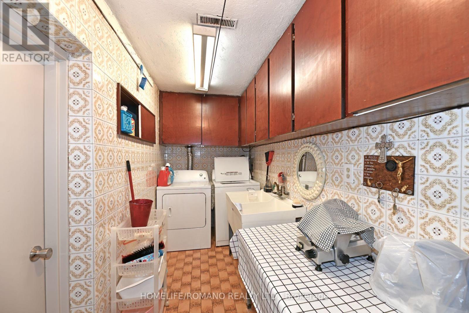 58 Hisey Crescent, Toronto (Black Creek), Ontario  M3N 1V1 - Photo 21 - W13001280