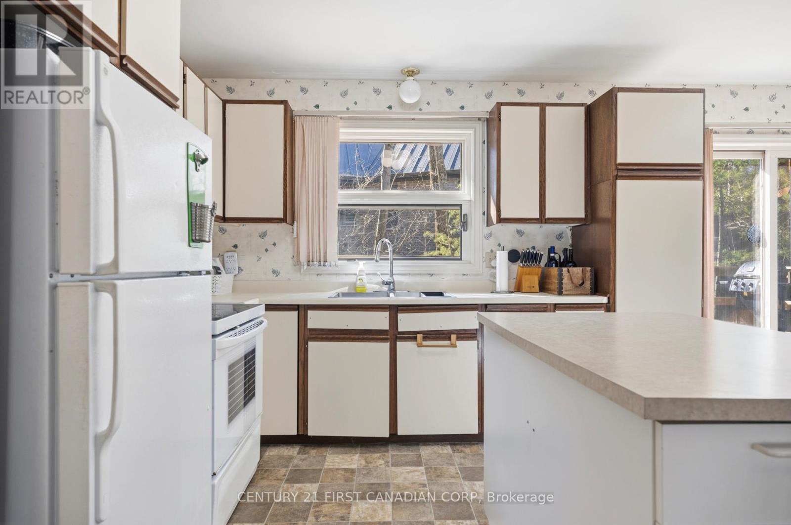 10277 Grand Oaks Drive, Lambton Shores, Ontario  N0M 1T0 - Photo 8 - X13001476