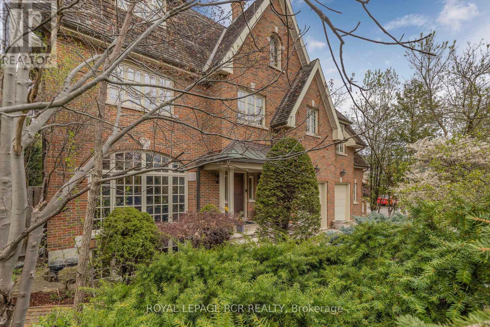 34 Garden Avenue, Richmond Hill, Ontario  L4C 6L9 - Photo 2 - N12860670