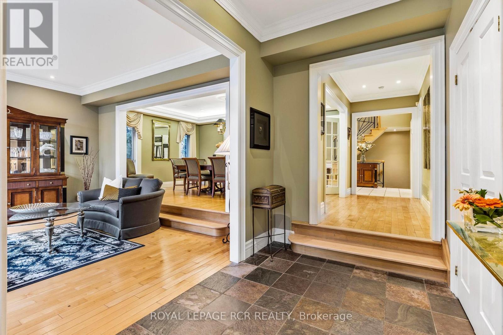 34 Garden Avenue, Richmond Hill, Ontario  L4C 6L9 - Photo 4 - N12860670