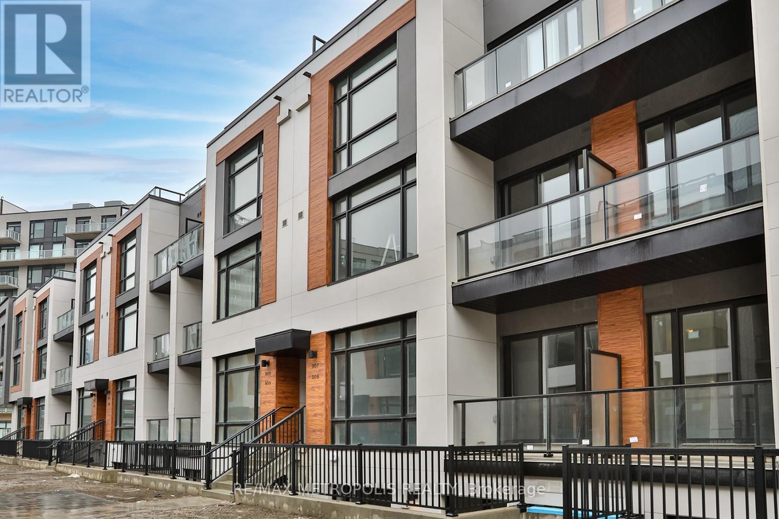 906 - 2 STECKLEY HOUSE LANE, Richmond Hill, Ontario