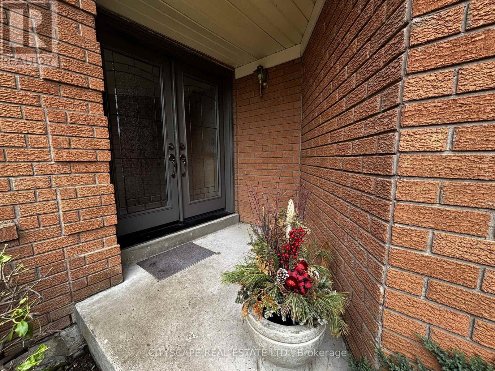 102 Snowcap Road, Brampton, Ontario  L6R 1J1 - Photo 2 - W12990852