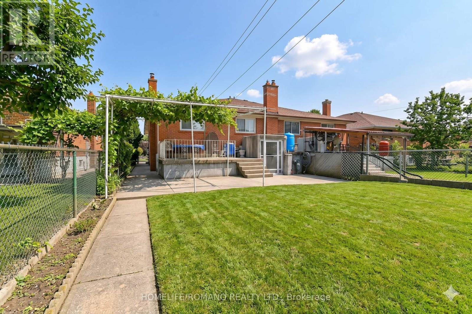 58 Hisey Crescent, Toronto (Black Creek), Ontario  M3N 1V1 - Photo 24 - W13001280