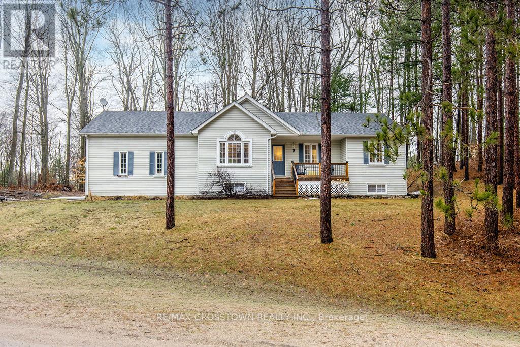 9 Monica Court, Oro-Medonte (Sugarbush), Ontario  L0K 1E0 - Photo 3 - S13001430