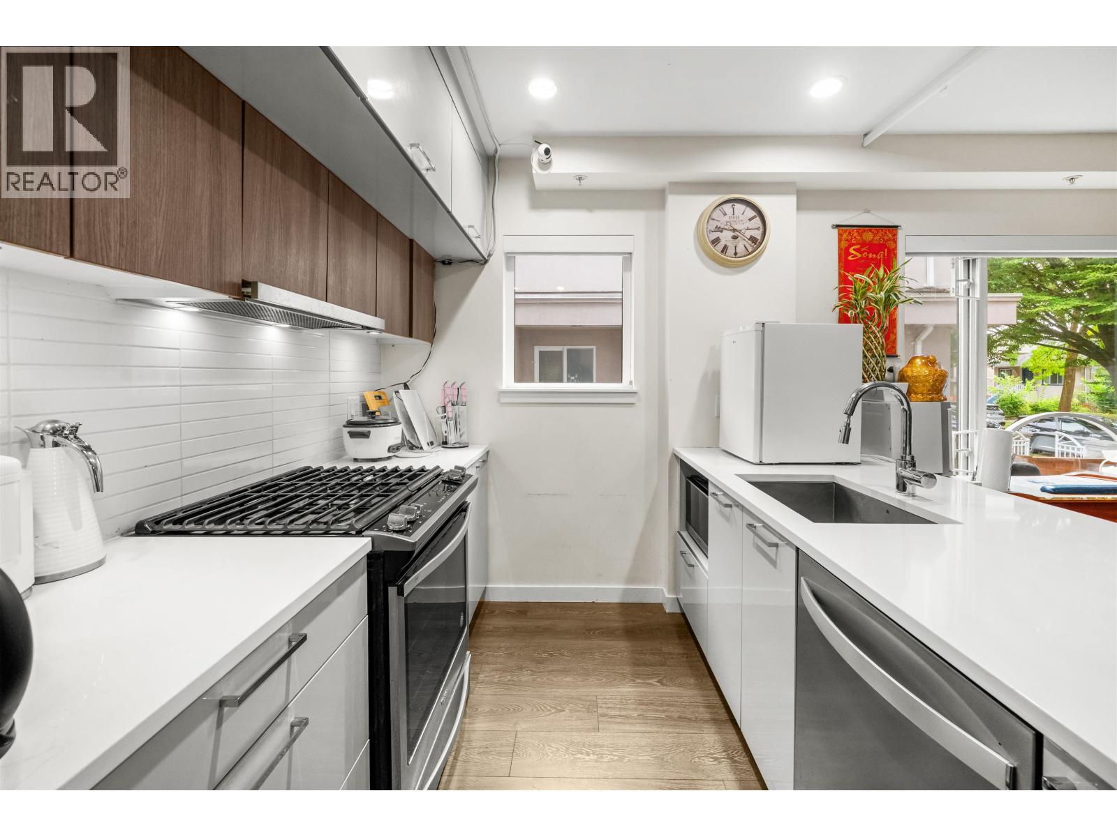 2745 Ward Street, Vancouver, British Columbia  V5R 4S7 - Photo 3 - R3079032