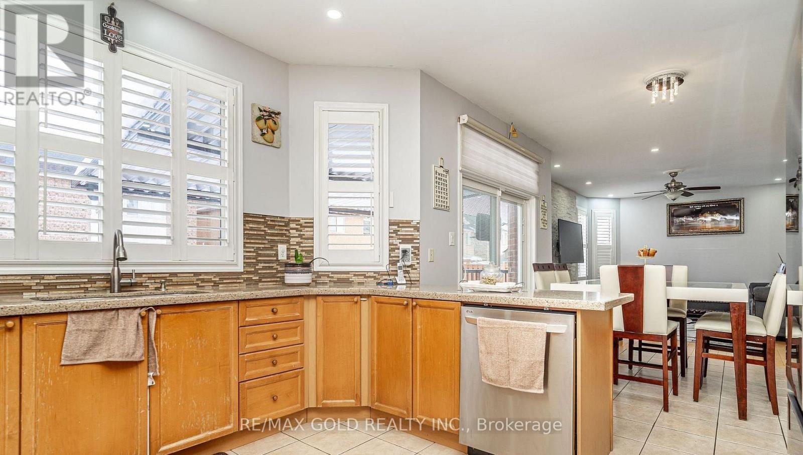 7 Bettey Road, Brampton, Ontario  L6P 1S9 - Photo 19 - W13001370