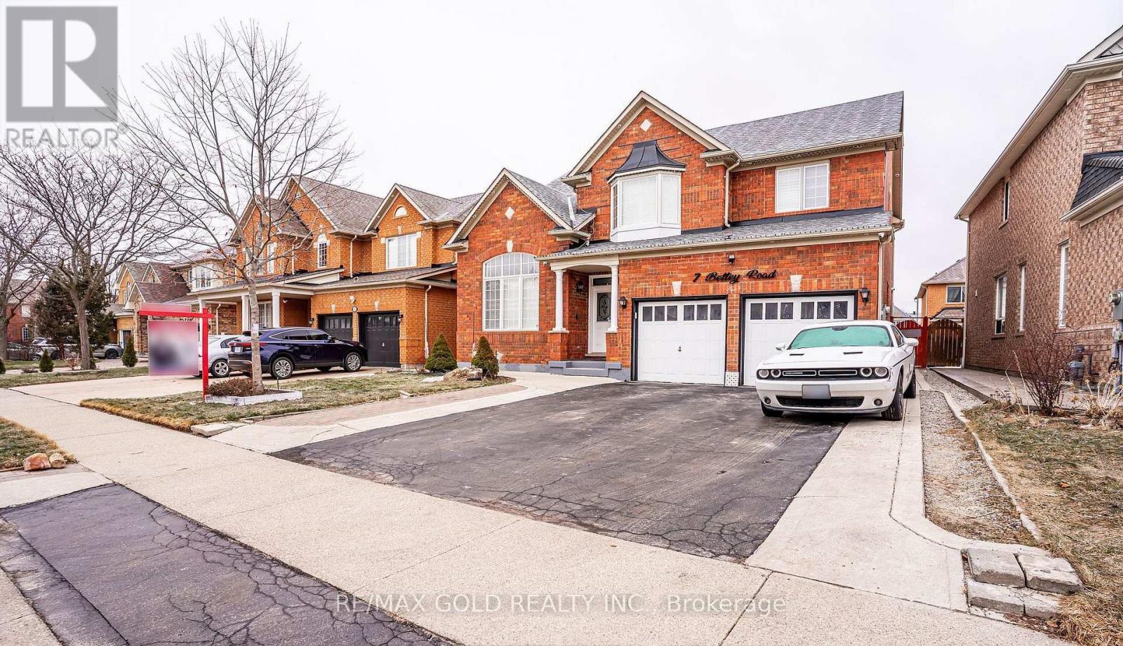7 Bettey Road, Brampton, Ontario  L6P 1S9 - Photo 2 - W13001370