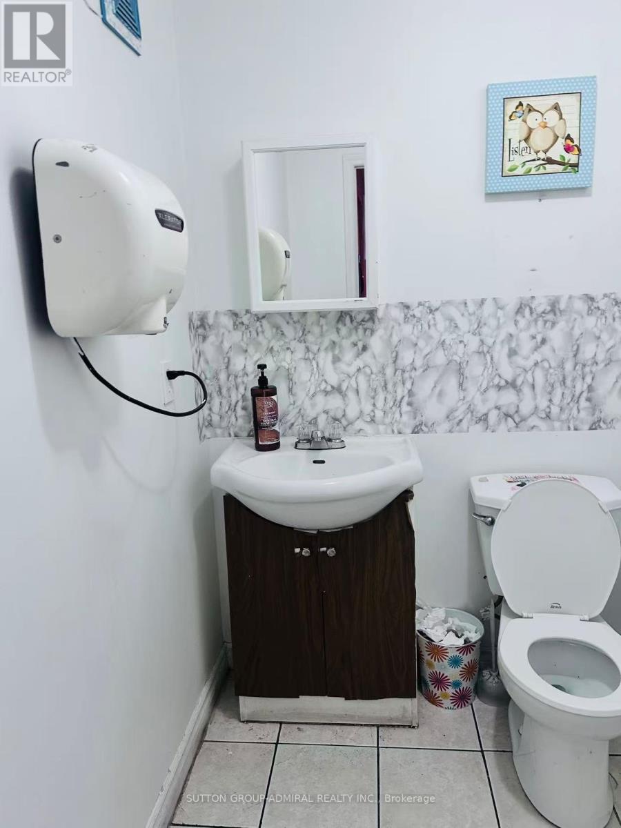 1 - 233 Parkdale Avenue, Hamilton, Ontario  L8H 5X4 - Photo 8 - X12856460