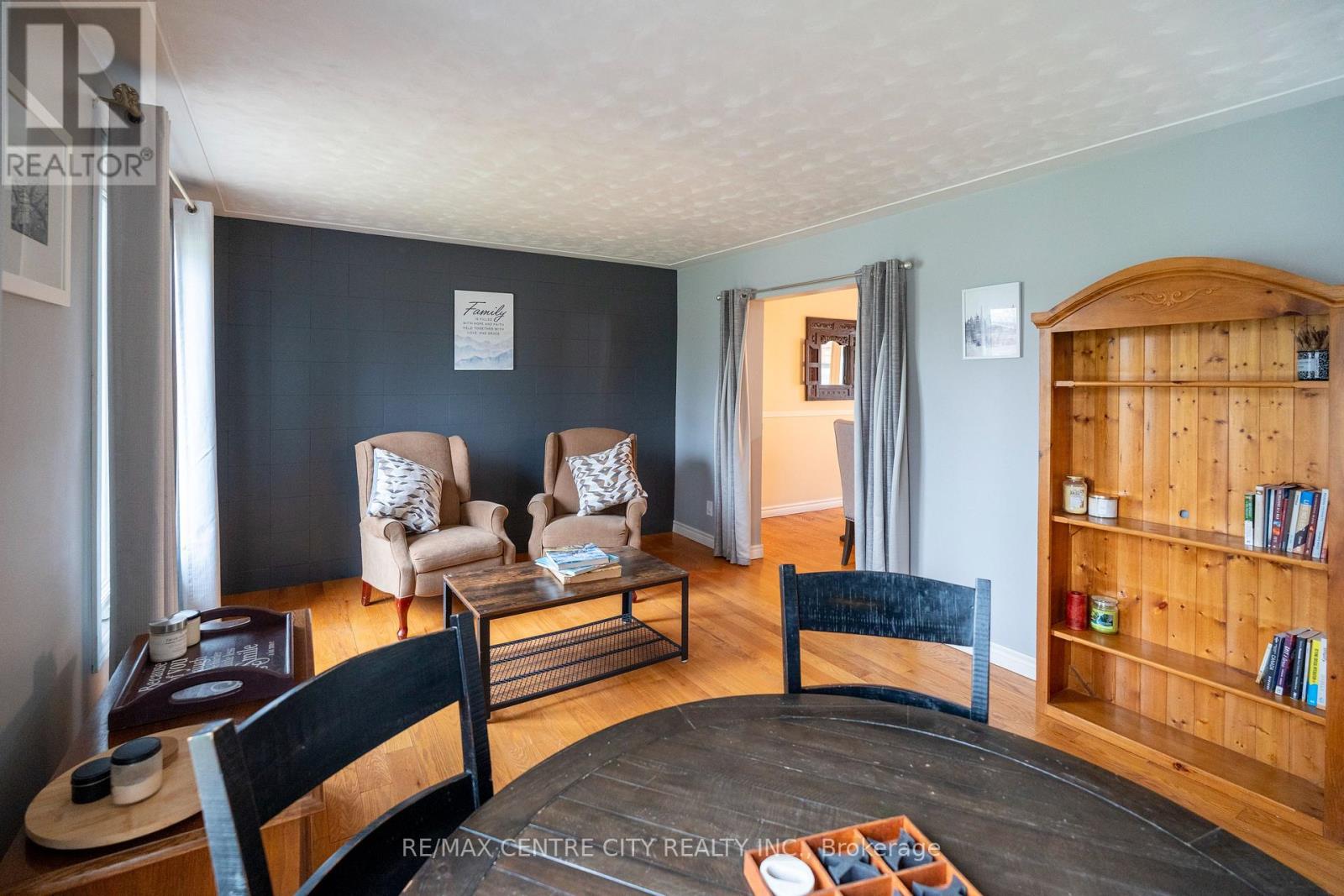 272 Coad Street, Southwest Middlesex, Ontario  N0L 1M0 - Photo 5 - X13001542