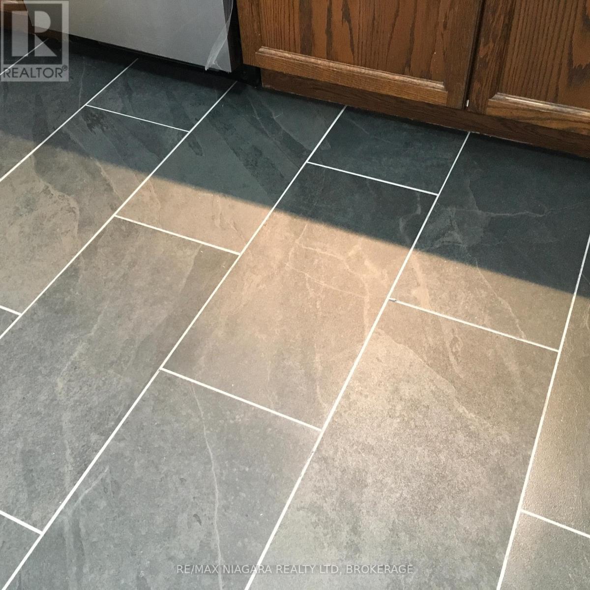 7701 Cortina Crescent, Niagara Falls, Ontario L2H 3B4 - Photo 12 - X12940370