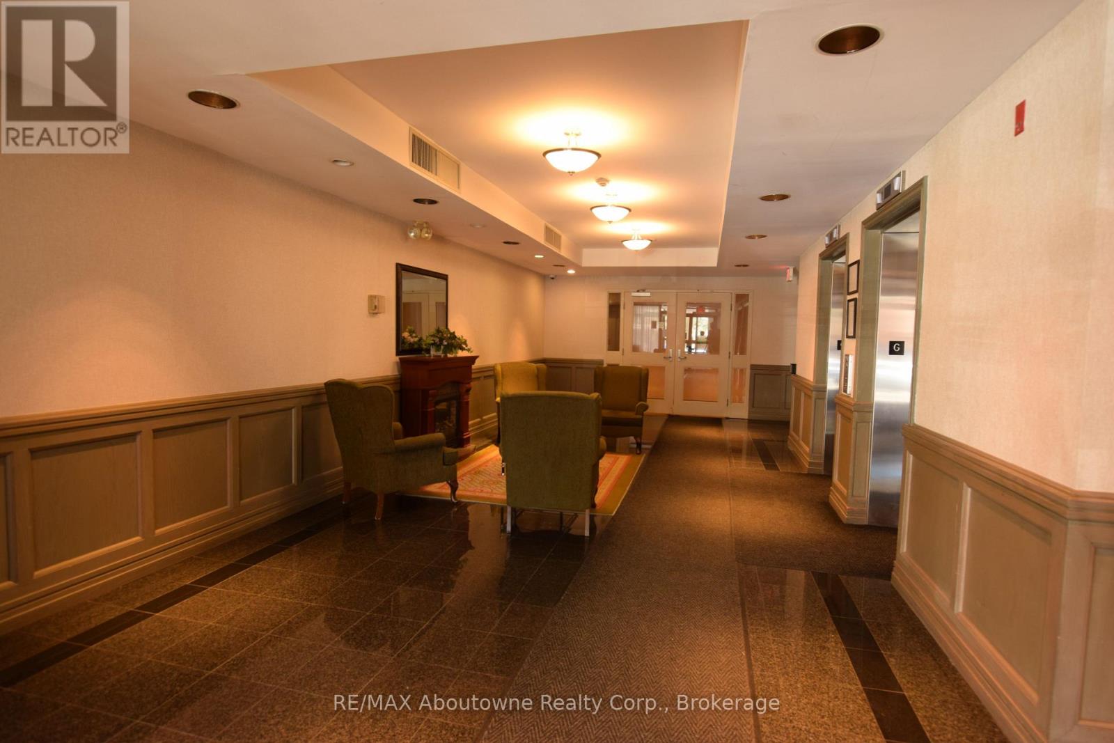 110 - 2199 Sixth Line, Oakville, Ontario  L6H 5V3 - Photo 2 - W13001484