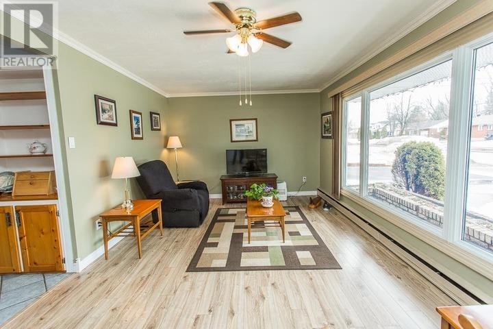 593 Pine St, Sault Ste. Marie, Ontario  P6B 3E8 - Photo 2 - SM260696