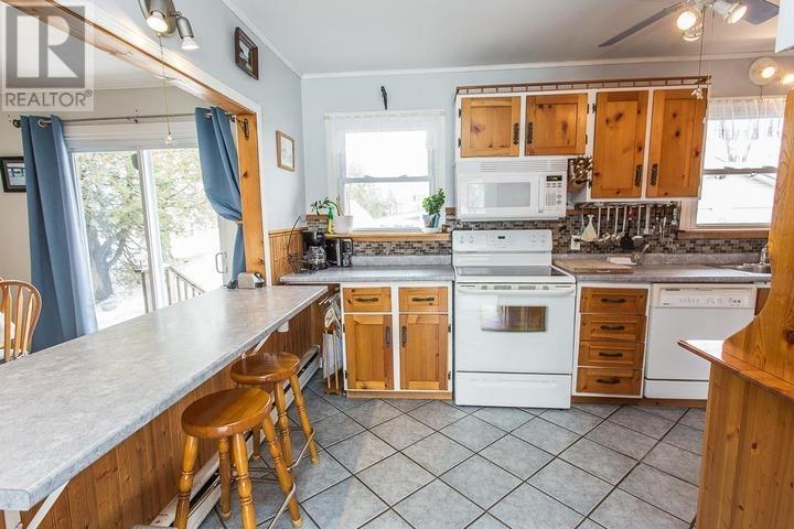 593 Pine St, Sault Ste. Marie, Ontario  P6B 3E8 - Photo 6 - SM260696