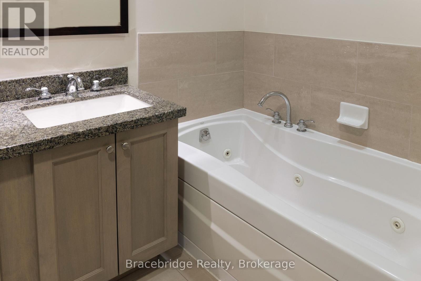 B102-C1 - 1869 Muskoka Rd 118 Highway W, Muskoka Lakes, Ontario  P1L 1W8 - Photo 17 - X13001614