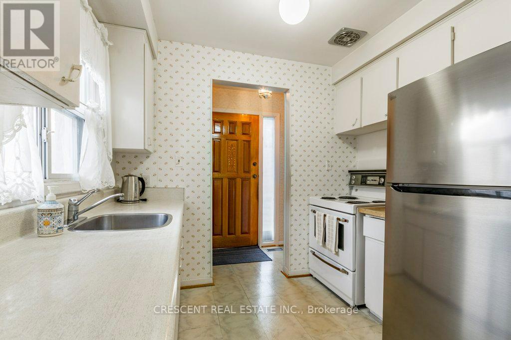 227 Verobeach Boulevard, Toronto, Ontario M9M 1R4 - Photo 11 - W13001588