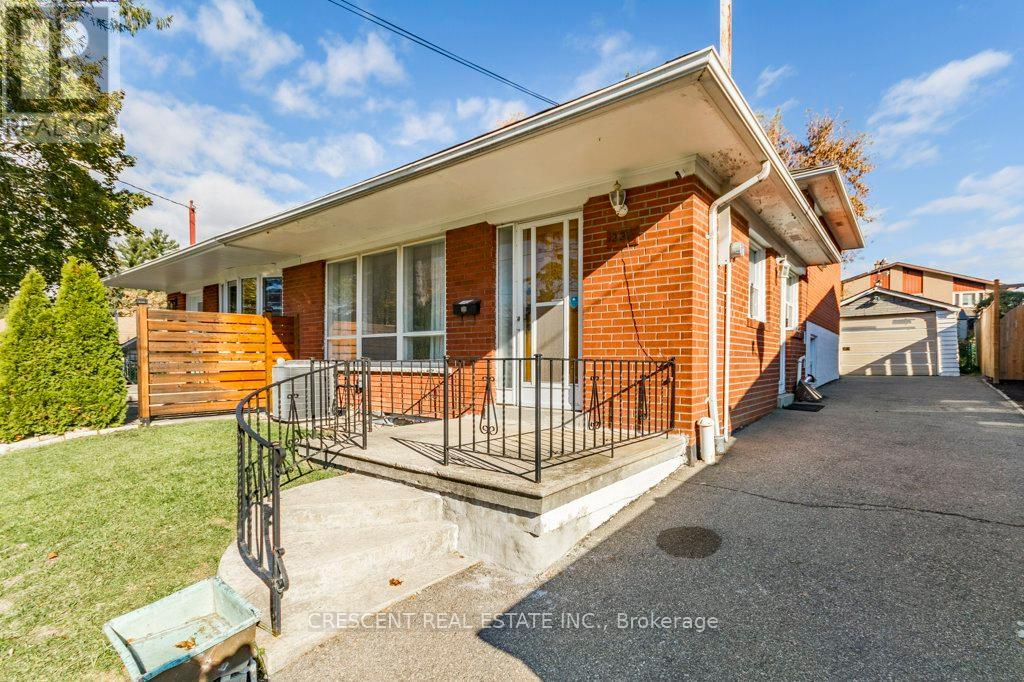 227 Verobeach Boulevard, Toronto, Ontario M9M 1R4 - Photo 2 - W13001588