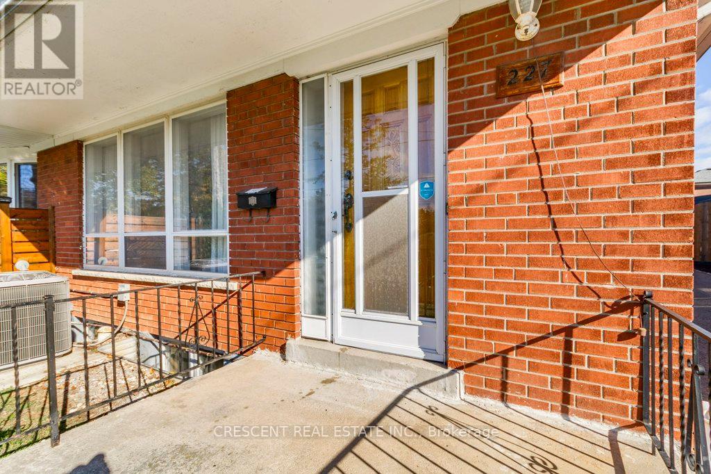 227 Verobeach Boulevard, Toronto, Ontario M9M 1R4 - Photo 3 - W13001588