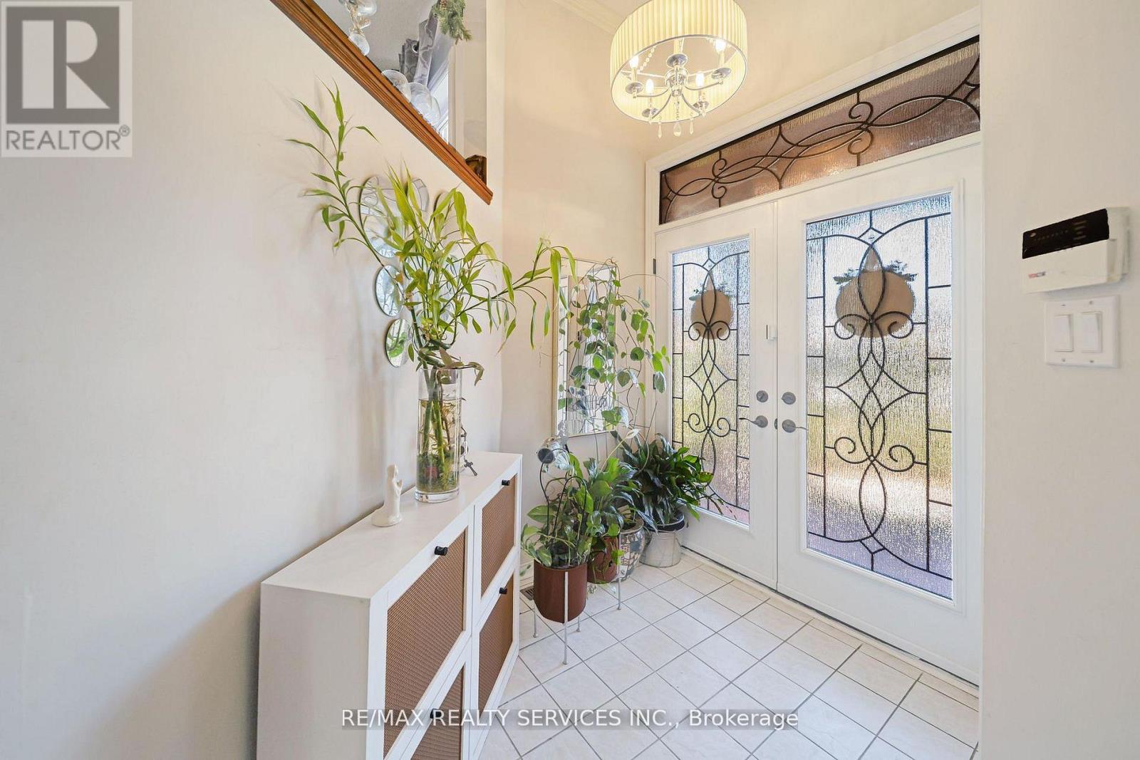 27 Suncrest Drive, Brampton, Ontario  L6X 4L5 - Photo 3 - W13001822