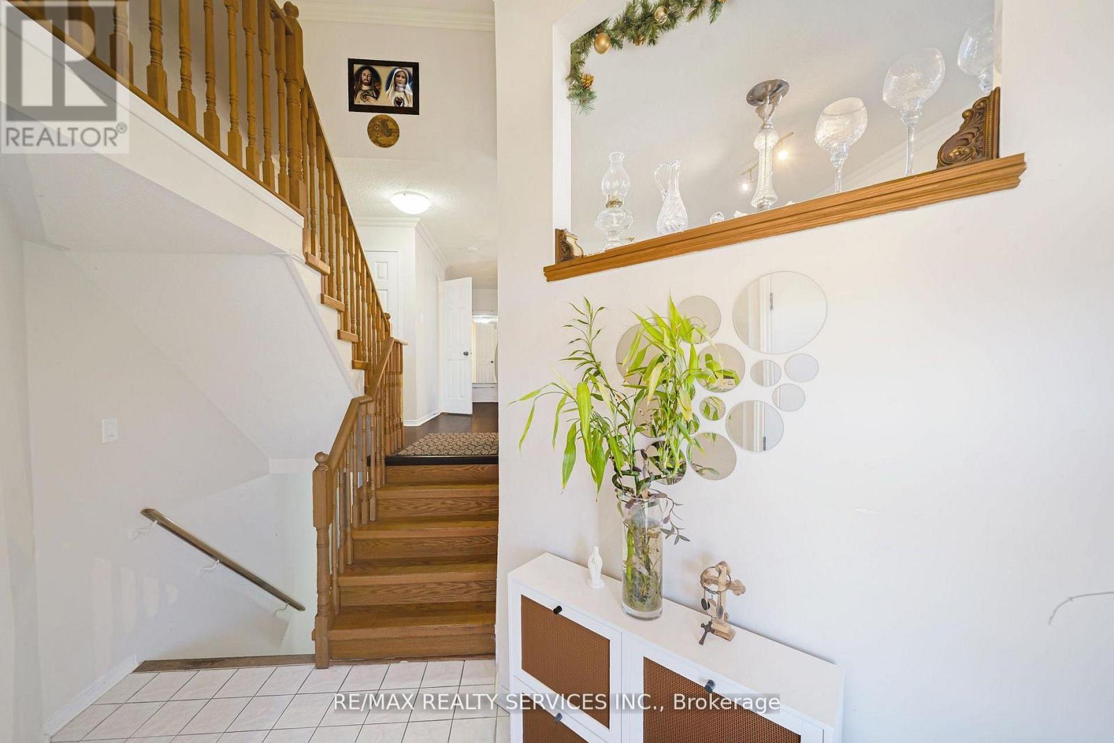 27 Suncrest Drive, Brampton, Ontario  L6X 4L5 - Photo 4 - W13001822