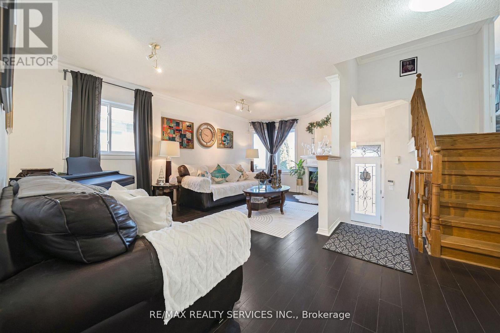 27 Suncrest Drive, Brampton, Ontario  L6X 4L5 - Photo 5 - W13001822