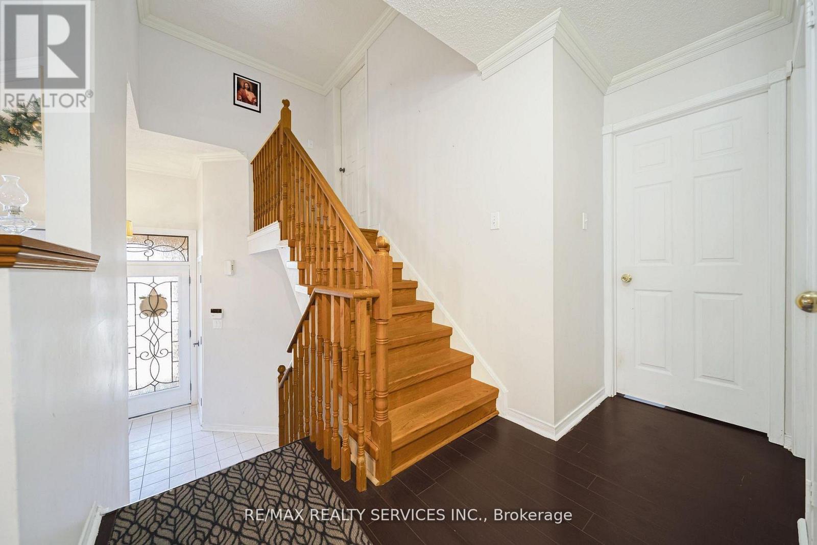 27 Suncrest Drive, Brampton, Ontario  L6X 4L5 - Photo 6 - W13001822