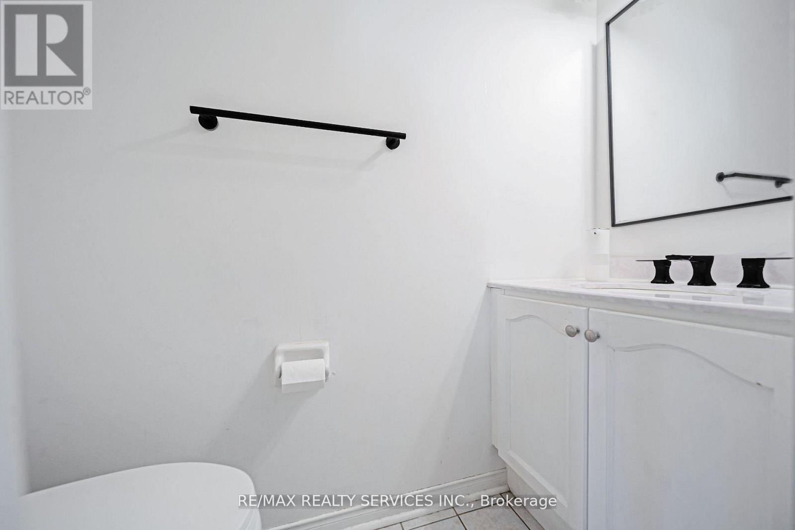 27 Suncrest Drive, Brampton, Ontario  L6X 4L5 - Photo 8 - W13001822