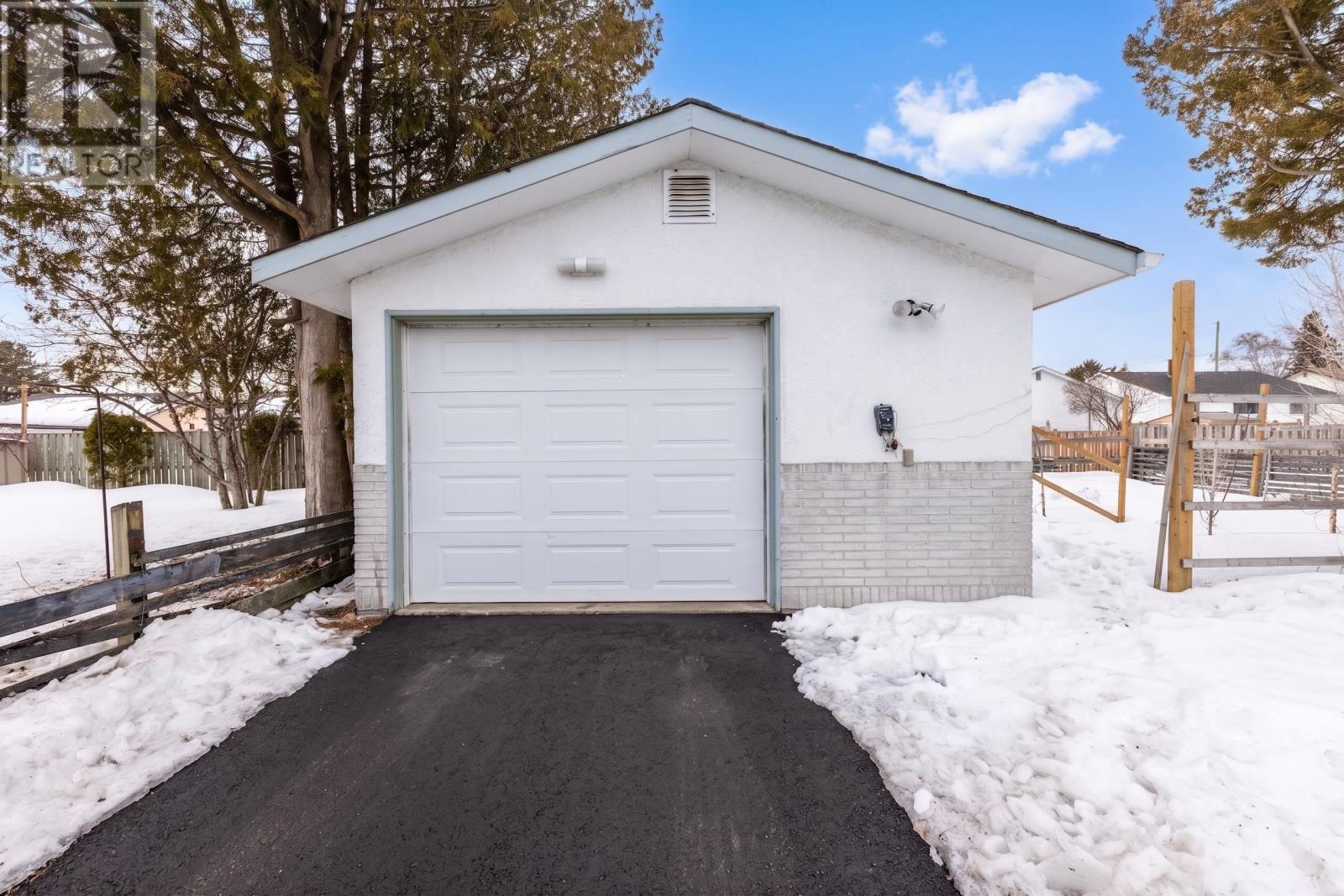 157 Burriss St, Thunder Bay, Ontario  P7A 3E3 - Photo 2 - TB2600706